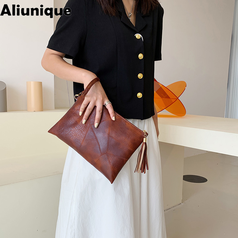 Flap Bag Envelope - กระเป๋าคลัทช์ PU สไตล์เรโทรสำหรับผู้หญิง กระเป๋าถือทรงซองจดหมายลายเท็กซ์เจอร์สำหรับฤดูใบไม้ร่วง กระเป๋าสะพายข้างแฟชั่นพร้อมพู่ห้อยและซิป กระเป๋าถือสำหรับผู้หญิงสไตล์ลำลองสำหรับใช้ในชีวิตประจำวันและงานปาร์ตี้