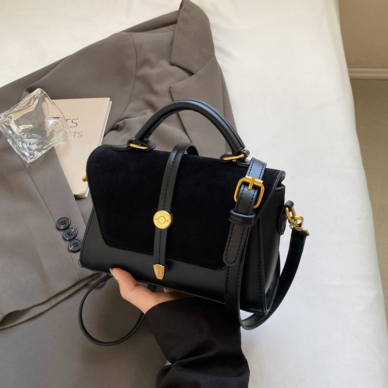 Women Bags Golden - กระเป๋าถือเทียมสุดหรูพร้อมสายสะพายปรับได้ ฮาร์ดแวร์สีทองและฝาปิดแบบพับ - กระเป๋าสะพายข้างโฮโบสำหรับเดินทางที่ทันสมัยสำหรับผู้หญิง