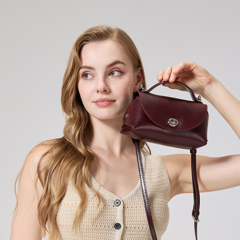 Flap Bag Envelope - กระเป๋าหนังวัวแท้ทรงมินิแบบสะพายข้างสำหรับผู้หญิง ดีไซน์หรูหรา หนังเรียบ พร้อมหูหิ้วด้านบนและตัวล็อคแบบหมุน